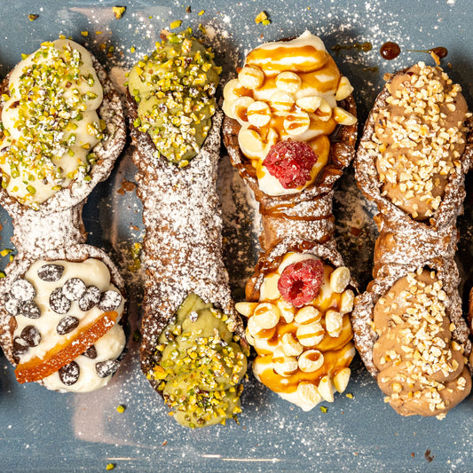 Modulare Box mit süßen Cannoli zur Auswahl