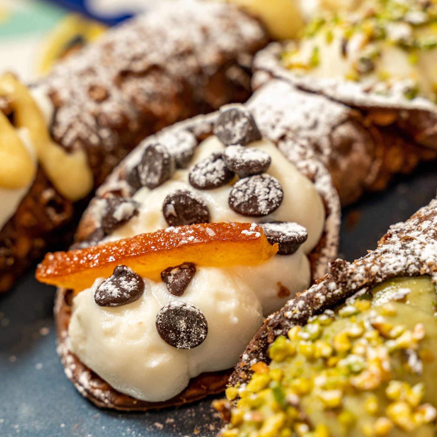 Modulare Box mit süßen Cannoli zur Auswahl